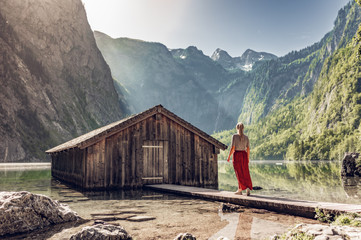 Junge Frau an Bootshütte am Obersee Berchtesgaden