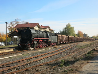 Naklejka premium Güterzug fährt aus, Dampflok zieht