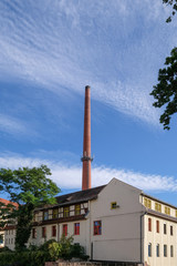 Fototapeta premium Gemauerte Schornsteine einer alten Fabrik