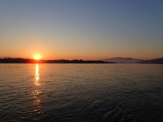 Fototapeta premium 国境のメコン川の日の出