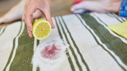 Zitrone und Salz zum entfernen von Rotweinflecken
