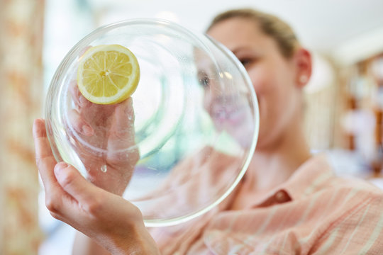 Hausfrau reinigt Glas Sch&uuml;ssel mit Zitronens&auml;ure