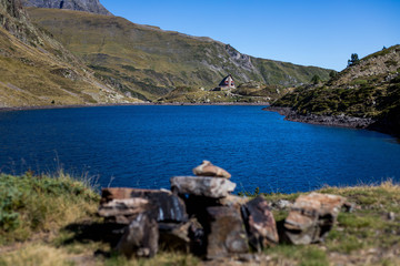 Lac de montagne Ilheou dans les Pyrénées à Cauterets