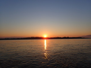 国境のメコン川の日の出