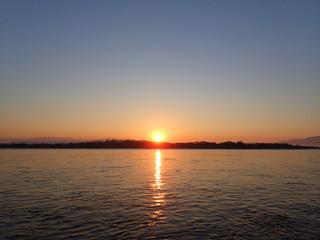 国境のメコン川の日の出