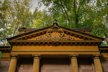 Fototapeta premium Kleiner verlassenner Tempel im Wald