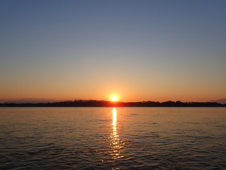 国境のメコン川の日の出