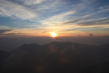 山の日の出