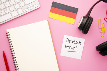 Flat lay empty notebook with german flag © Freepik