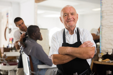 Obraz premium Professional aged barber