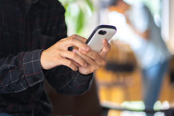 スマートフォンを操作する手元
