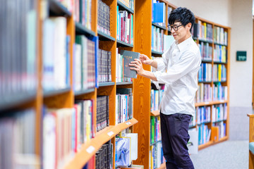 図書館で勉強をする男性