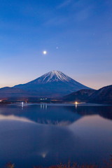 夜明けの富士山、山梨県本栖湖にて