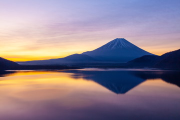 Fototapeta premium 富士山と朝焼け、山梨県本栖湖にて