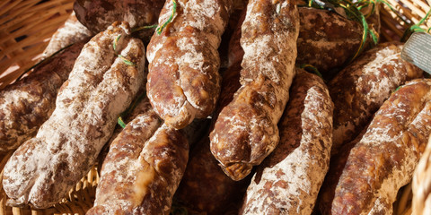 saucissons à vendre à l'étal d'un marché