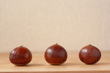 卓上に並んだ３つの栗