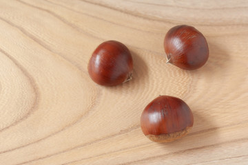 卓上の３つの栗（俯瞰）
