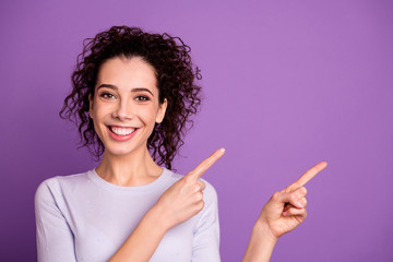 Obraz premium Photo of amazing wavy lady indicating finger to empty space advising flack friday low prices shopping wear pullover isolated purple color background