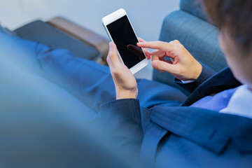 ビジネスシーン　スマートフォン　スマホ操作　休憩　リフレッシュ　ソファー