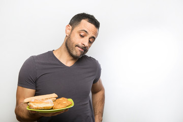 Uomo guarda piatto di dolci