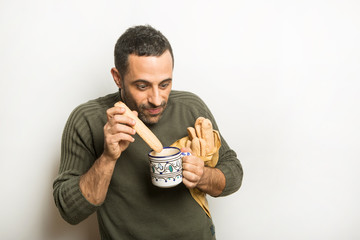Uomo fa colazione