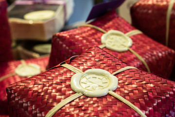 Petit coffret cadeau posé sur une table