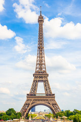 Fototapeta na wymiar Der Eiffelturm in Paris an einem wunderschönen Tag im Sommer mit blauem Himmel im Hintergrund