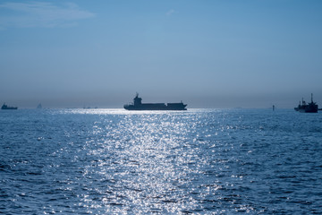 停泊する貨物船のシルエット