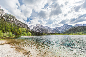 Wunderschöner Almsee vor Berlandschaft. Beatuful lake in the mountains.