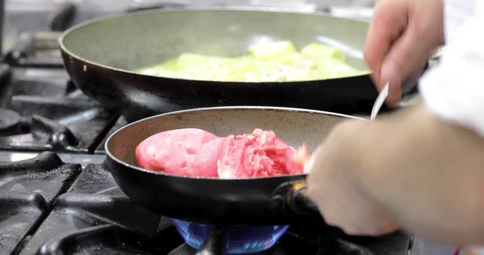 Purea rosa in una padella di un ristorante