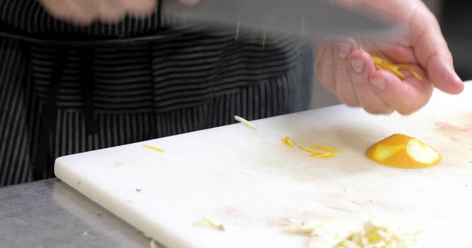 tagliare le carote su un tagliere bianco