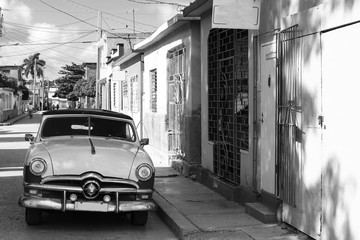 Monochromes Bild eines alten amerikanischen Auto in Kuba