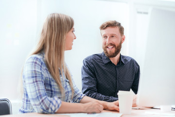 Obraz premium employees discussing new ideas sitting at the Desk.