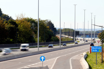 Des véhicules en mouvement sur l'autoroute