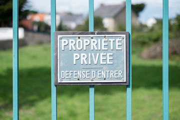 Privatbesitz Eintritt verboten, Propriete Privee Defense D'Entrer
