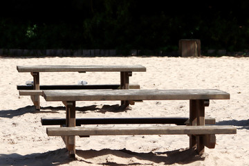 Fototapeta na wymiar Deux bancs sur le sable