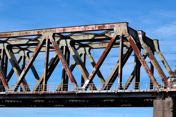 Fototapeta na wymiar L'entrée du pont du chemin de fer