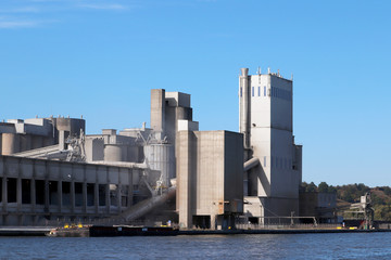 Gros plan sur la cimenterie