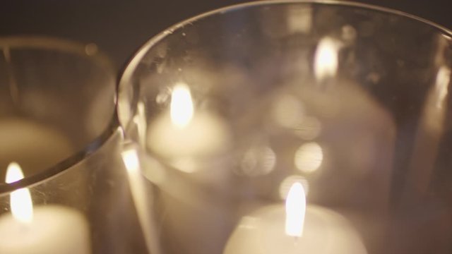 candles in storm lanterns emitting a pleasing soft warm light and create a romantic ambience - Kerzen in Teelichtern strahlen ein warmes Licht ab und kreieren eine romantische Stimmung