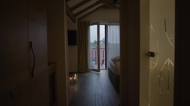 Hallway of a hotel suit at dusk with candlelights placed on the floor - Eingangsbereich einer Hotel Suite im Sonnenuntergang mit auf dem Boden plazierten Kerzen