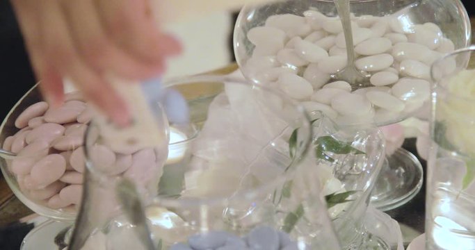 Confetti per un matrimonio nelle ciotole di vetro trasparente