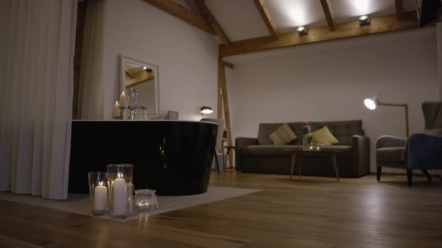 water and foam filled bathtub in a candlelit upscale hotel suite - Eine mit Badewasser uns Schaum gef&uuml;llte Badewanne in einer mit Kerzenlicht beleuchteten Hotelsuite
