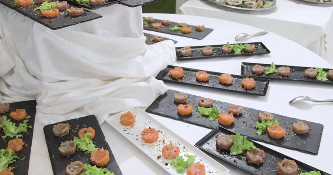 Tartara di tonno e pesce spada su piatti rettangolari