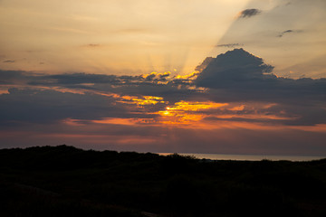 Sonne in der Abenddämmerung hinter Wolken