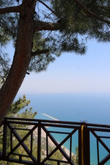 Fototapeta na wymiar Blick von Aussichtsplattform in Antalya auf das Meer