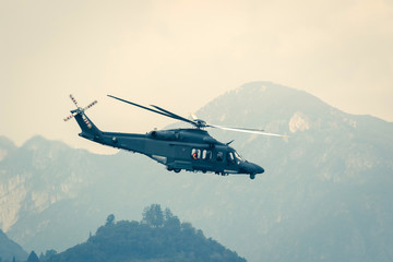 Fototapeta na wymiar Elicottero militare in volo di profilo