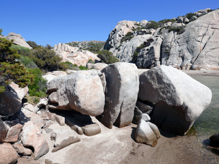 suggestivi panorami scogliosi nella splendida isola de La Maddalena in italia