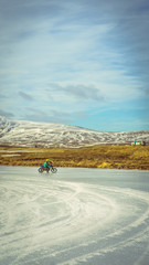 Motoristas en lago congelado