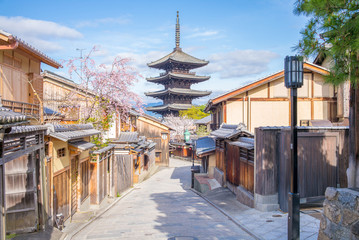 Naklejka premium widok na ulicę kioto, japonia wiosną