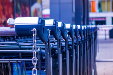 Einkaufswagen vor einem Supermarkt
